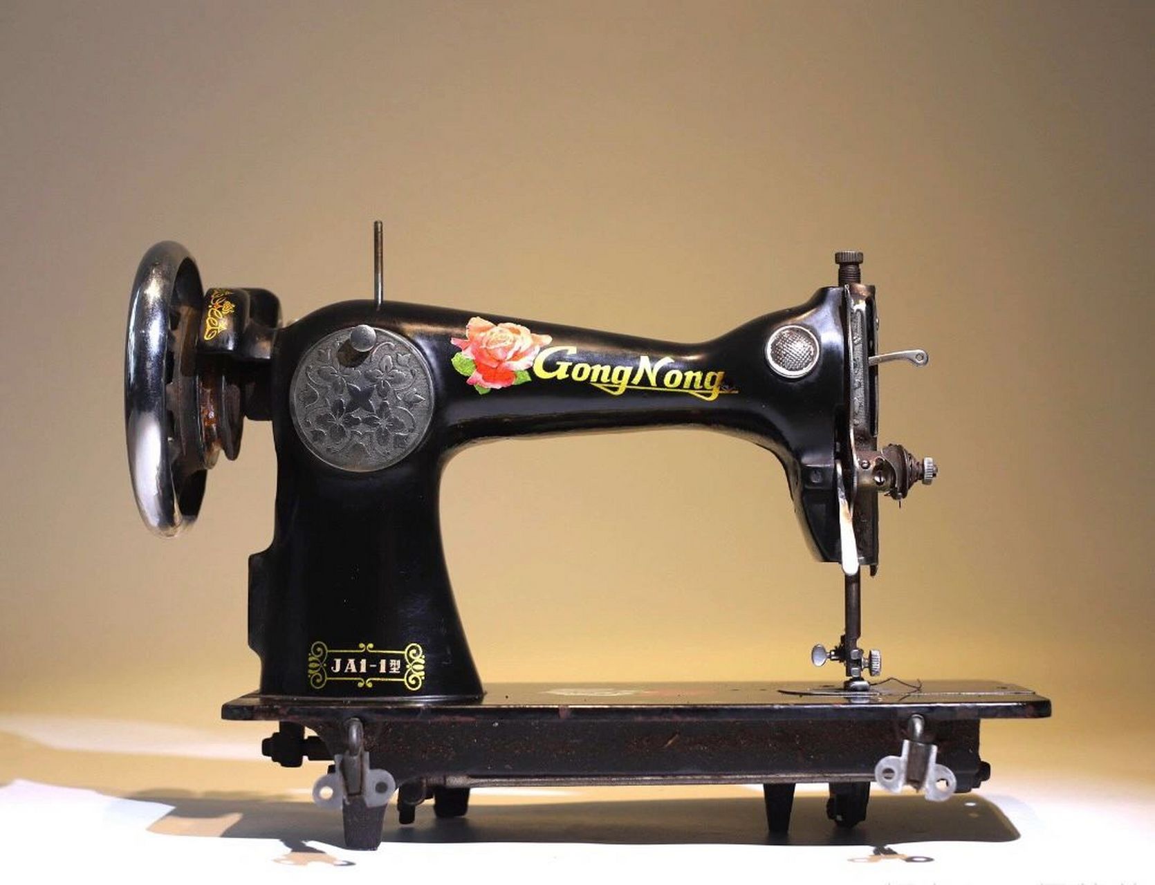 六,七十年代老縫紉機(jī) 懷舊老物件.縫紉機(jī)是過去年輕人結(jié)婚必備的"三大