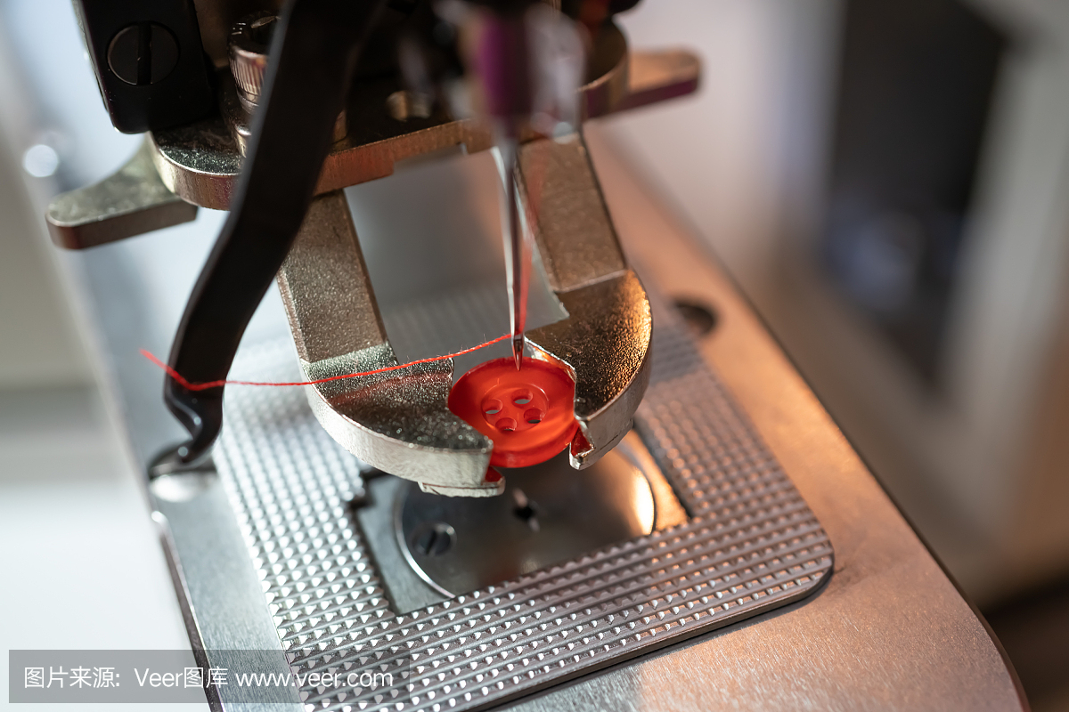 擰緊縫紉機(jī)的特寫鏡頭。現(xiàn)代紡織工業(yè)。