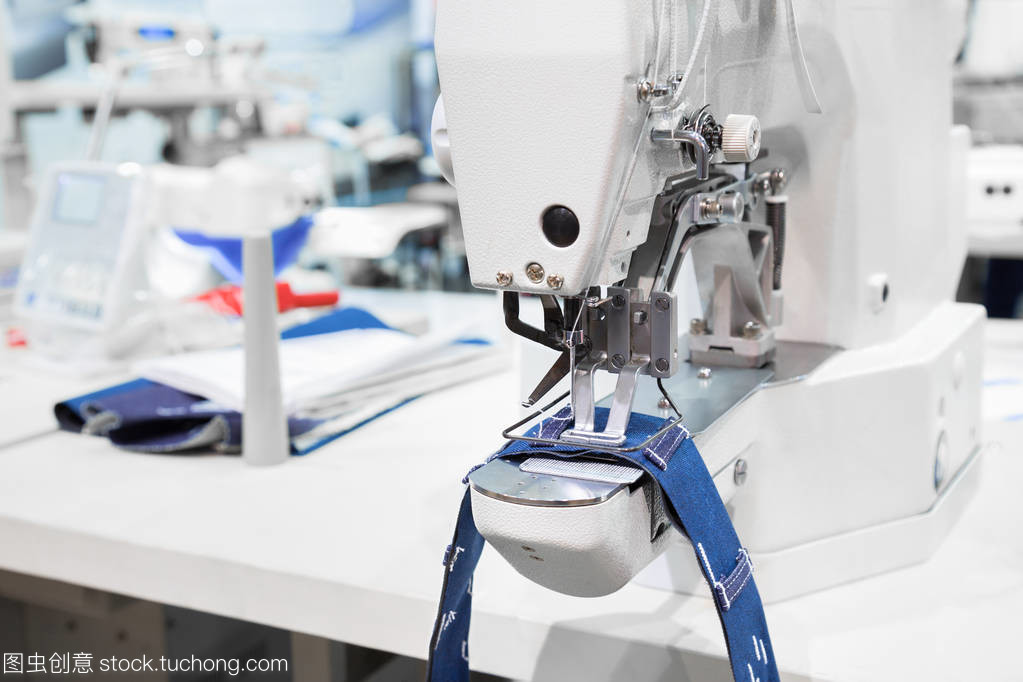 縫紉機(jī)過程牛仔褲面料縫