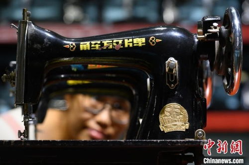 海內(nèi)外千余臺縫紉機(jī)山西展出 重憶 三轉(zhuǎn)一響 年代