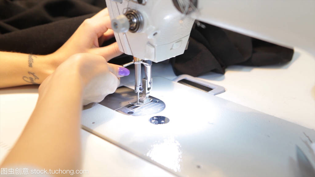 縫紉機(jī),裁縫縫制在機(jī)器和女性的手。古董縫紉機(jī)富蘭克林。年輕女子戴防護(hù)口罩在縫紉機(jī)上工作。時(shí)尚