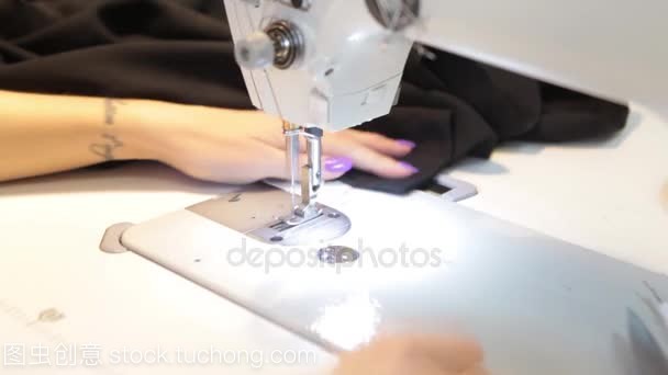 縫紉機(jī),裁縫縫制在機(jī)器和女性的手。古董縫紉機(jī)富蘭克林。年輕女子戴防護(hù)口罩在縫紉機(jī)上工作。時(shí)尚