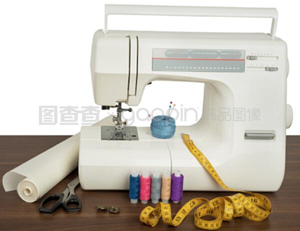 車間桌子上的縫紉機