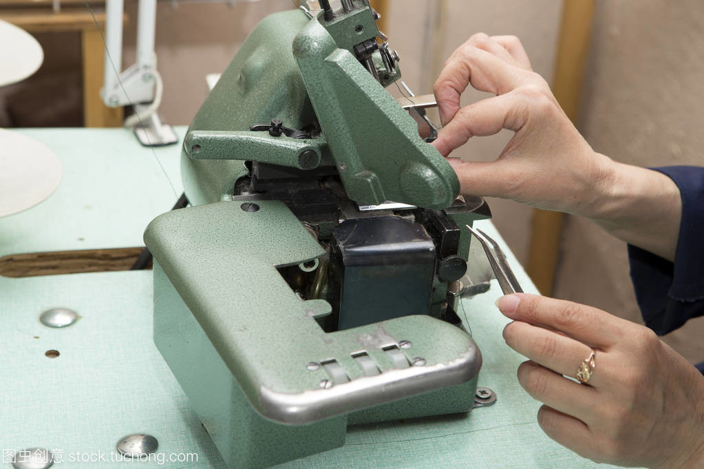 小家具廠里的“裁縫” 縫紉機(jī)如何成為手工軟體家具的靈魂