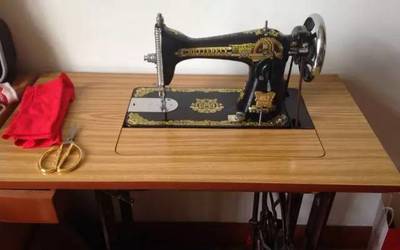 記憶中的蝴蝶牌 縫紉機(jī)轉(zhuǎn)動(dòng)的聲音，是訥河人生活的針腳