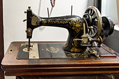 老縫紉機(jī)“翻身記” 從閑置老物件到收藏市場(chǎng)新寵