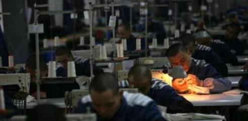 鐵窗內(nèi)的日與夜 一位無期徒刑服刑者的自述